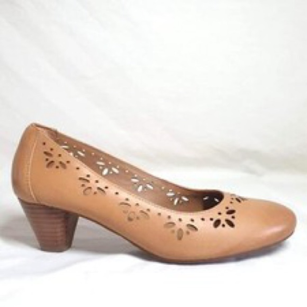 Clarks Tan leather pumps